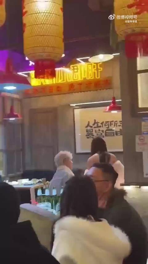 这都可以堂而皇之带到餐馆了?
