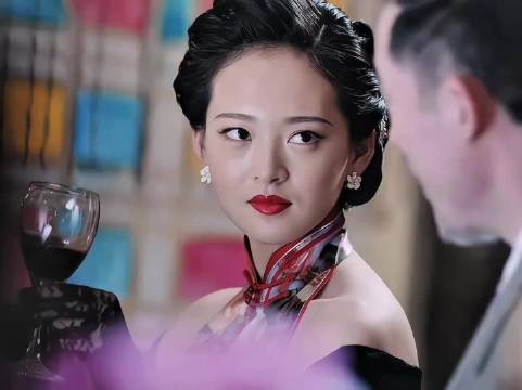 我党特工跟踪鬼子特务没想到对方发出了熟悉的暗语