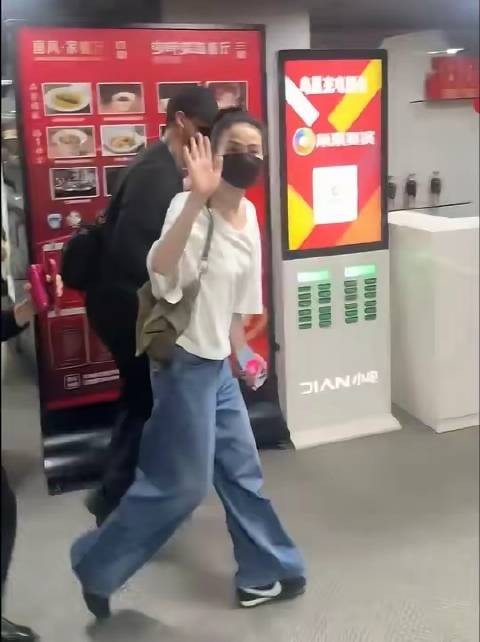 王菲罕见羞涩谢霆锋隔空诉心意窦颖现身演唱会