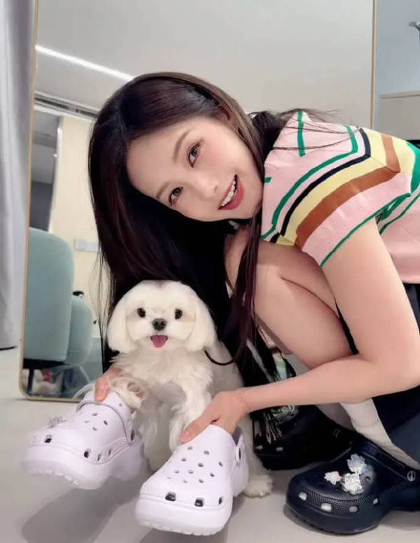 李一桐笑容灿烂。
