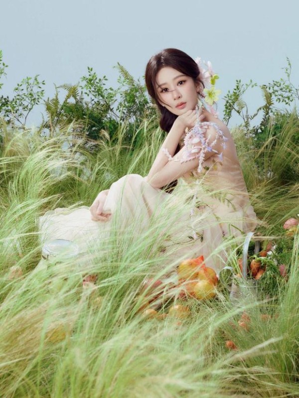 搜狐娱乐讯 1日,杨紫参加活动的最新造型写真释出,她身着斜肩轻纱裙优雅甜美,置身一片青草之中,十分清新自然!