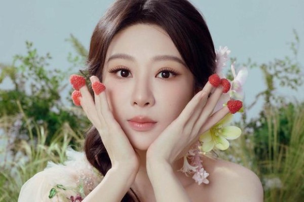 杨紫双手捧脸,可爱迷人。