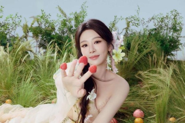 杨紫笑容甜美,亲和力十足。