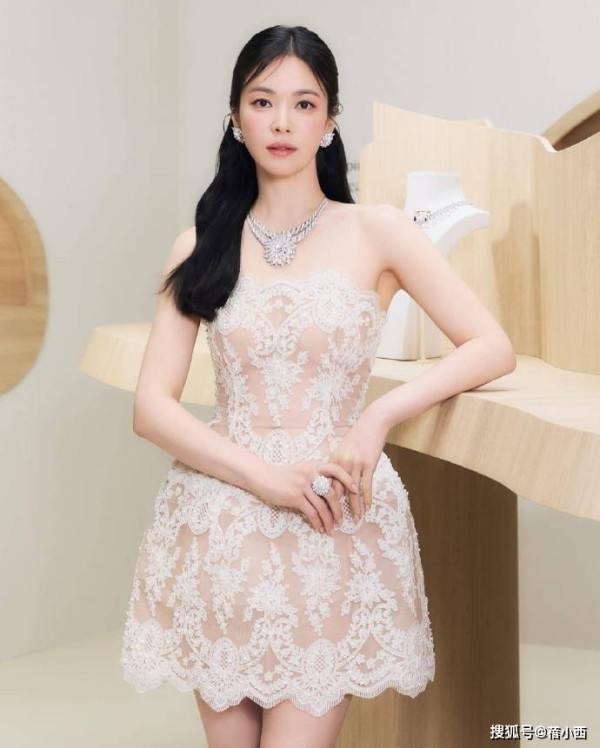 半扎发型的宋慧乔好年轻,一袭抹胸蕾丝短裙,44岁颜值回春太美了
