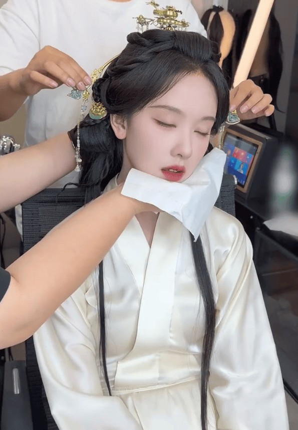 陈都灵化妆睡觉引热议 化妆师:是我应允,未造成困扰。