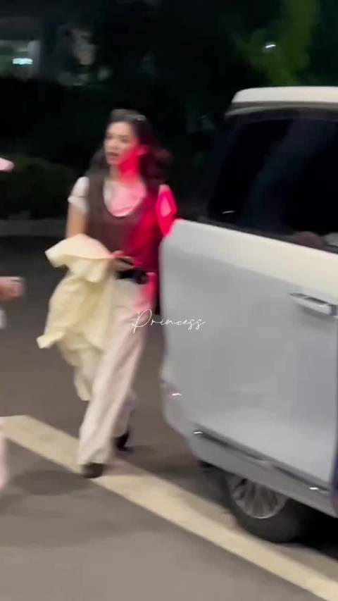 张婧仪卷发 又回来继续当陈清雾了