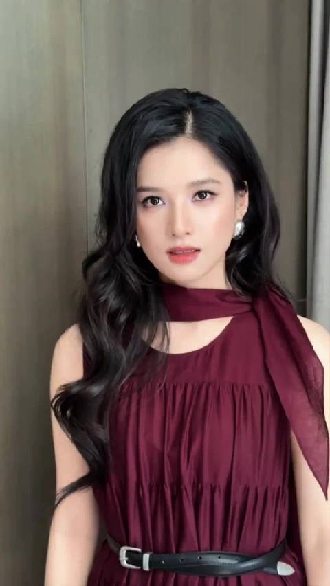 张婧仪拍了怎么可以说我朴素 确实耀眼啊