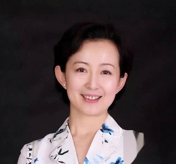 原来她们4个是同学，被称作中戏87级四朵金花，她61岁去世太遗憾