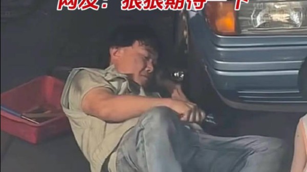 网友香港街头偶遇陈奕迅，修车工造型路透曝光，网友：狠狠期待一下