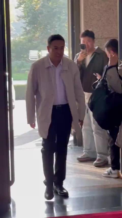 张嘉译是唯一一个驼背驼出气质的人,太帅了