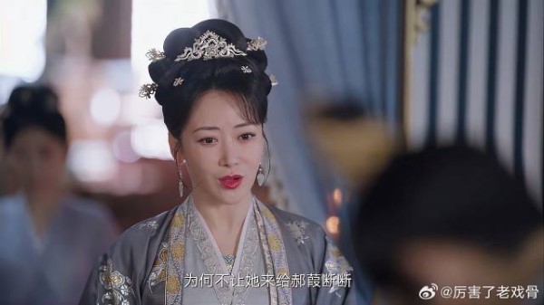 郝葭中邪发疯，少主当即发落偏殿，不念一点情分！