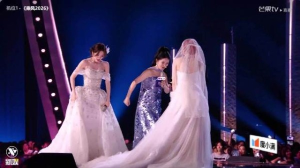 谢娜直播踩黄灿灿婚纱裙