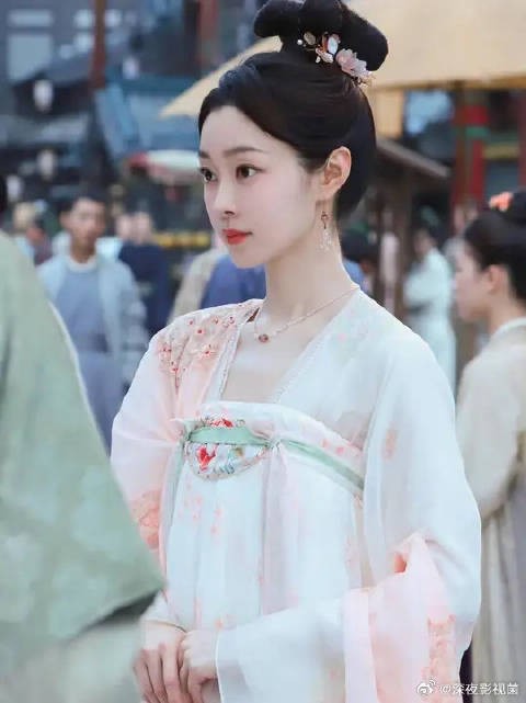 颜南星发现江心白就是小哥哥,两人终于相认,一吻定情