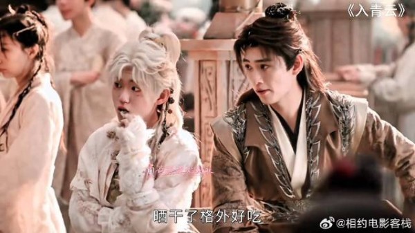 夫妻俩的小宠儿也很甜，不休天天喂小鱼干给二十七吃