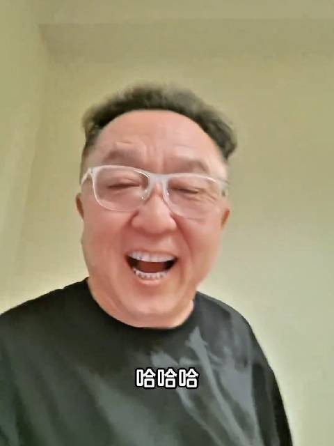 于谦老师出国巡演小两个月了 今天老开心了，因为看到喜欢喝的酒了，这乐的