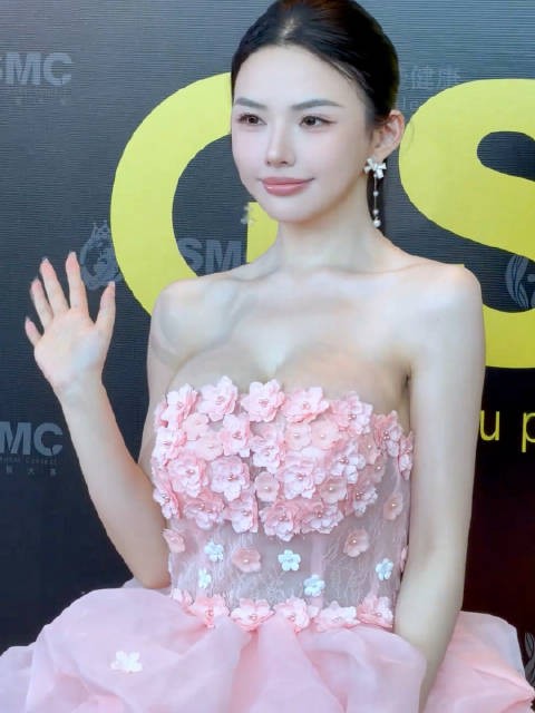 感觉是刚做的，还没消肿淤血还没褪完，腋下都是乌青的，女人为了美太拼了