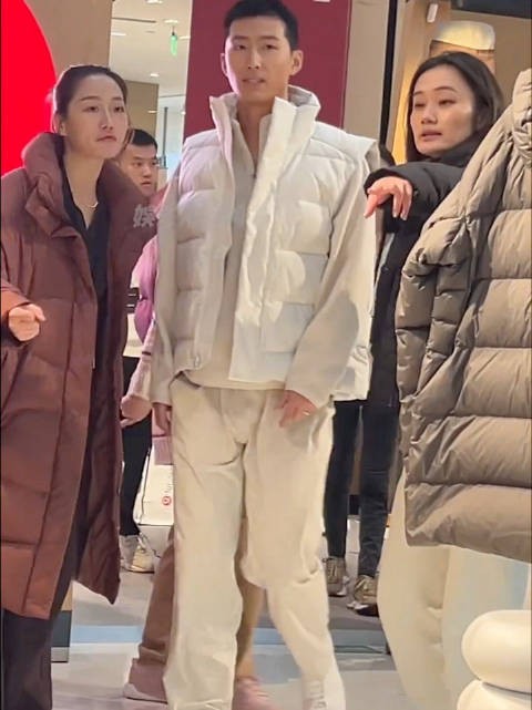 走路很有格调的窦骁，也太帅咯