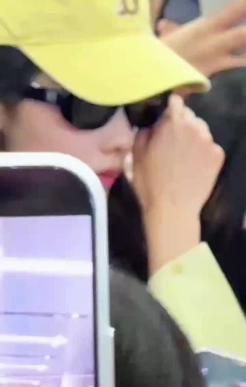 陈都灵在机场被人围堵,疑似太挤难以前进还哭了……人真的好多啊