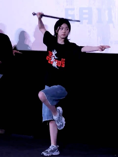 电影《火遮眼》北京首映礼，@杨恩又 现场舞剑 妹妹好飒！