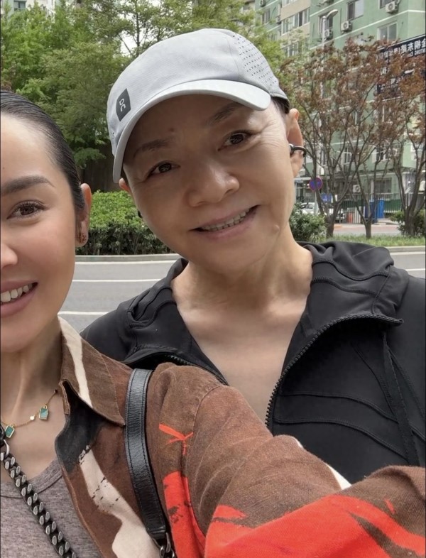 65岁宋丹丹在北京逛街被偶遇！穿着背心和小短裤状态好
