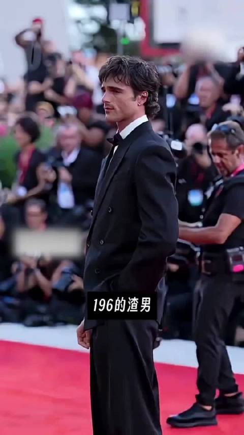 这个男人被评为好莱坞必吃榜第一名，身边女友随便换