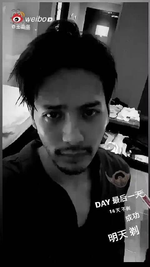 王嘉尔隔离14天胡须造型演变,素颜胡茬荷尔蒙爆棚
