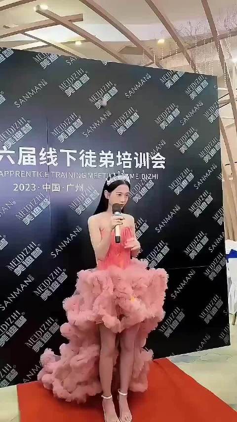 这大概是女明星走红毯史上最惨的了吧,公然被扔鸡蛋泼水