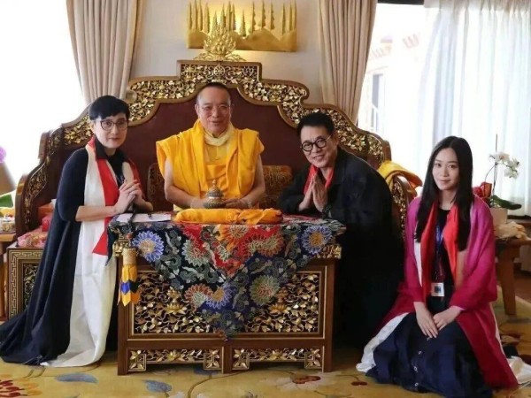 李连杰一家三口拜见仁波切,64岁利智许久不见,颜值回春如昔日!