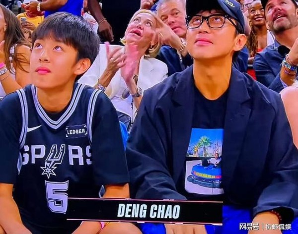 邓超带娃NBA现场观赛，等等像极了母亲孙俪，父子俩性格差别大