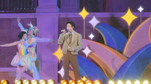 刘宇宁献唱五周年主题曲,米奇米妮也换上五周年的服装啦,好有仪式感!