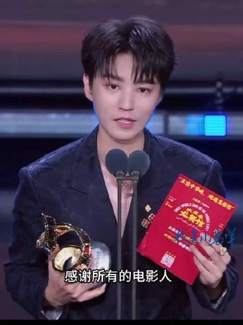 王俊凯为腾哥打call并宣传待映作品