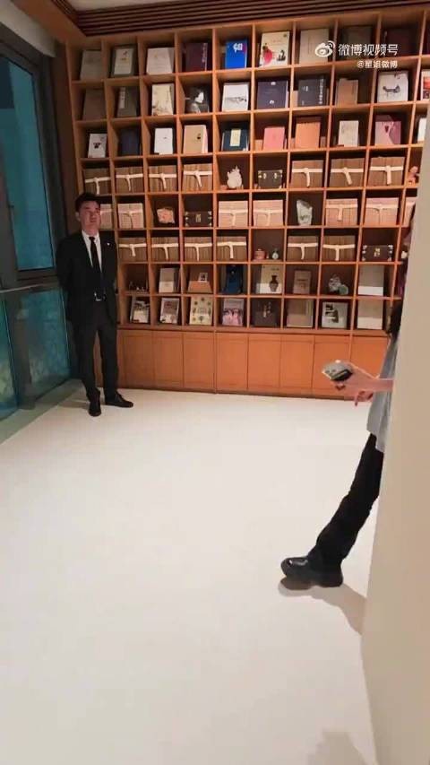 宋茜杭州LV活动湿发背头造型亮相，大露背设计展优越身材