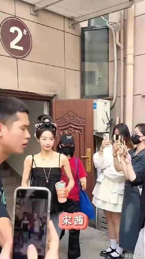 宋茜7.2《山河枕》出妆路透,身穿黑色吊带搭配牛仔裤,又美又性感