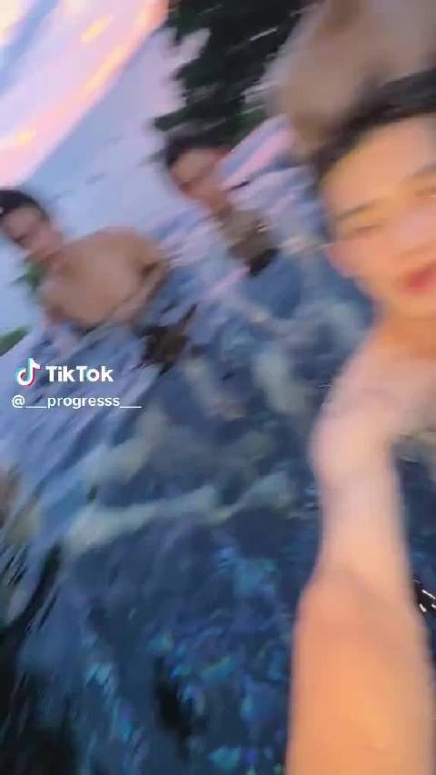其实我有一点想笑的东西,但是又怕笑大声了给人骂