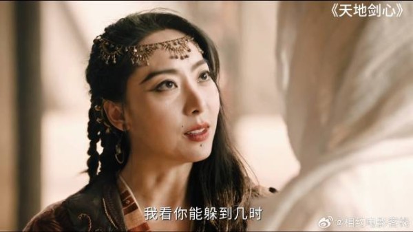 女土匪看到帅哥本想调戏一番，结果却连人衣角都没碰到