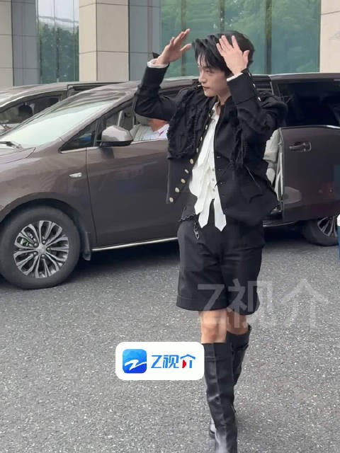 今日路透,@黄子弘凡_Lars 身穿短裤长靴帅气拉满,期待精彩舞台!