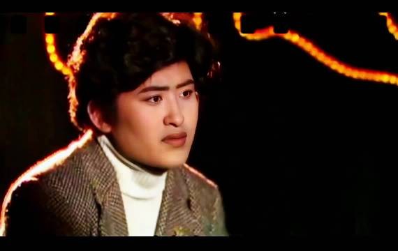 他是音乐教授!标志性的长发一甩,浑厚的嗓子一亮,小手一抖,气场全开!