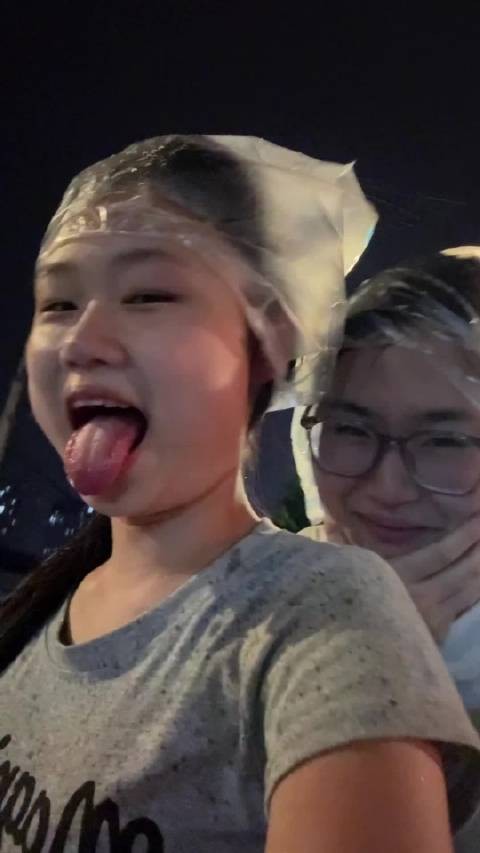 我都说我不去了 非叫我去吃夜宵 现在好了吧 既没有伞也没有雨衣