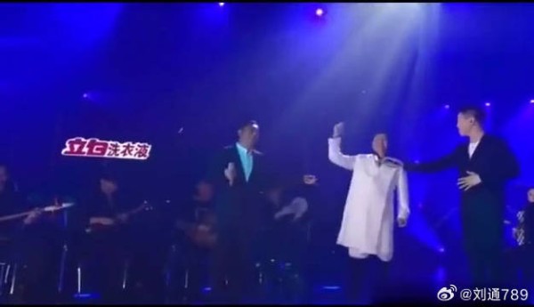 张嘉译唱歌太吓人了,好像土匪头子进村哈哈哈哈