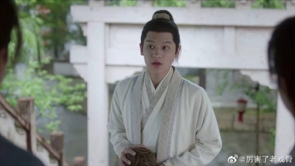 李莲花偶遇一小伙 得知疯子的不在场证明,真凶另有其人