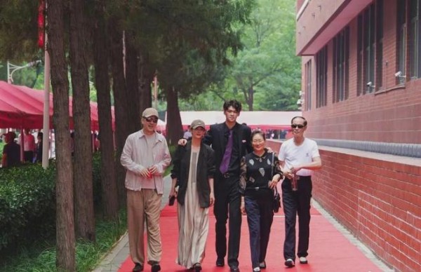 陈建斌蒋勤勤出席儿子高中毕业典礼,学霸儿子高190,录取伯克利