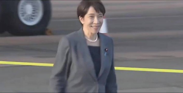 高市早苗抵英无欢迎仪式,机组人员列队迎接