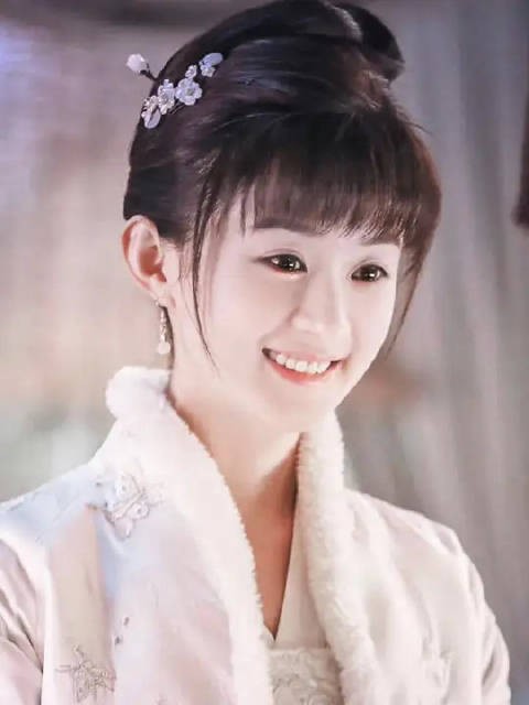 明兰撞破如兰跟文炎敬私会，被她拽进她屋里，两人交心