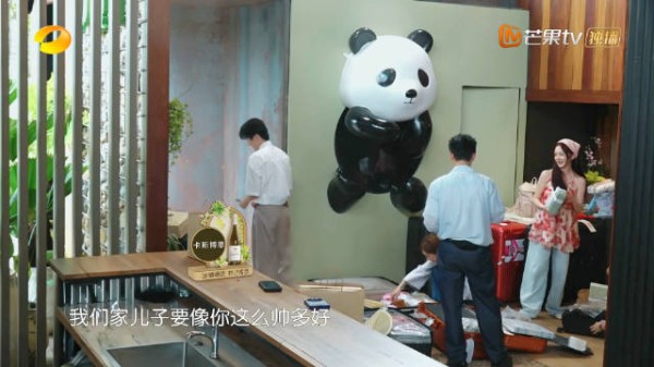 黄晓明调侃王俊凯童年照称像小海绵，笑言儿子长这么帅会笑醒