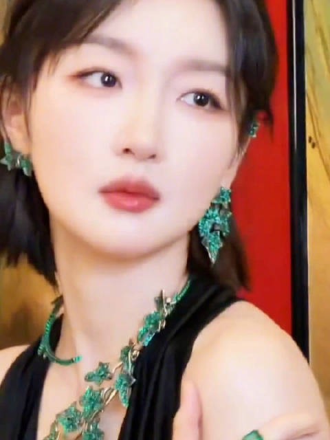 周冬雨风波后素颜现身阿那亚，与曹保平导演低调交谈
