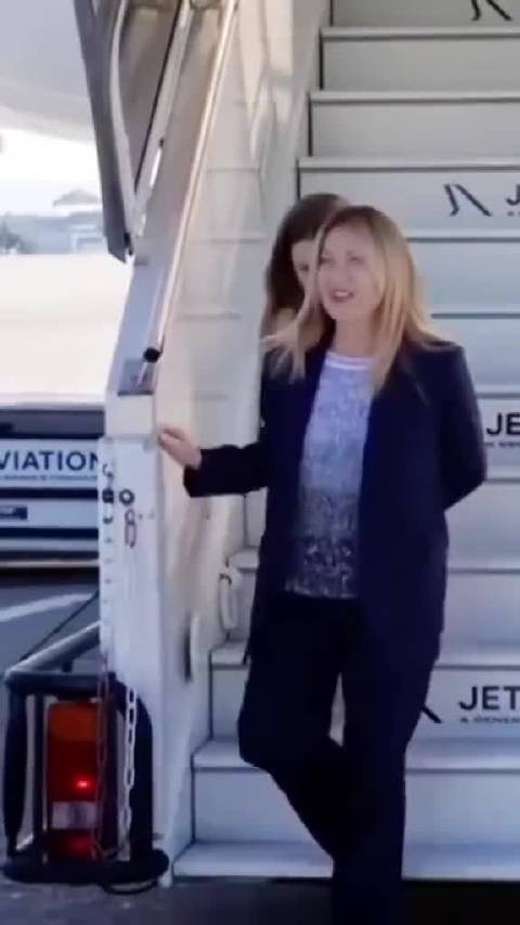 意大利总理梅洛尼带着女儿参加G7峰会,女儿害羞躲避镜头