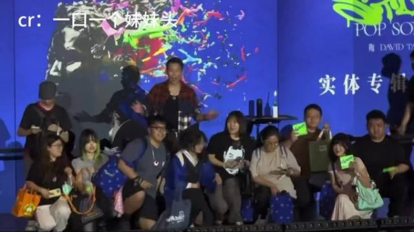 歌迷穿学士服上台,陶喆签唱会现场亲手拨穗