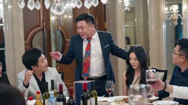 嫌老婆穿不起名牌?她爸是首富