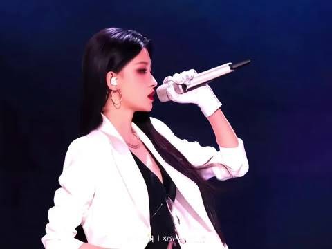 孙怡温柔演绎《1987我不知会遇见你》,立麦造型酷飒