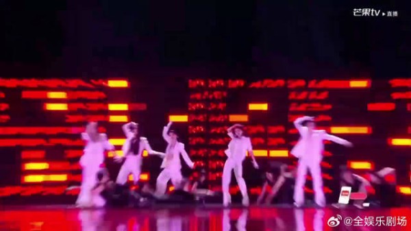 萧蔷浪姐舞台险摔倒,迅速稳住完成表演